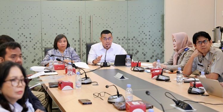 Wamen ATR/Waka BPN, Ossy Dermawan dalam pertemuan bersama jajaran Komisi Nasional (Komnas) HAM di Kantor Kementerian ATR/BPN, Jakarta, Senin (07/07/2025). (FOTO : ISTIMEWA)