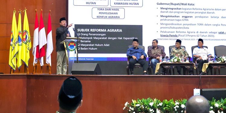 Menteri ATR/BPN, Nusron Wahid, saat jadi pembicara dalam acara Pengukuhan dan Orientasi Nasional PB IKA-PMII di Jakarta, Minggu (13/07/2025). (FOTO : ISTIMEWA)