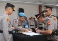 Kapolresta Cilacap menyaksikan penandatangan berita acara sertijab Kapolsek Bantarsari dan Cipari. (FOTO : Istimewa)