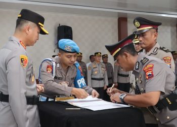 Kapolresta Cilacap menyaksikan penandatangan berita acara sertijab Kapolsek Bantarsari dan Cipari. (FOTO : Istimewa)