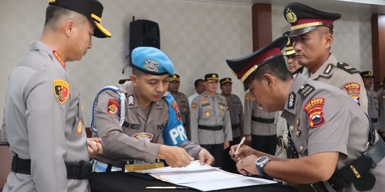 Kapolresta Cilacap menyaksikan penandatangan berita acara sertijab Kapolsek Bantarsari dan Cipari. (FOTO : Istimewa)