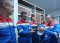 Manager Engineering & Development Kilang Cilacap Jefri A. Simanjuntak menunjukan minyak jelantah kepada Direktur Operasi KPI. (FOTO : ISTIMEWA)