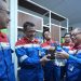 Manager Engineering & Development Kilang Cilacap Jefri A. Simanjuntak menunjukan minyak jelantah kepada Direktur Operasi KPI. (FOTO : ISTIMEWA)