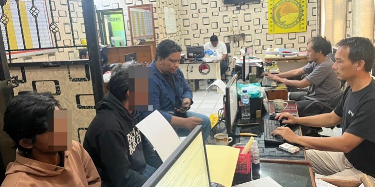 Tersangka AP dan TS menjalani pemeriksaan usai tertangkap tangan edarkan sabu di wilayah Slarang, Kecamatan Kesugihan. (FOTO : ISTIMEWA)
