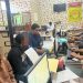 Tersangka AP dan TS menjalani pemeriksaan usai tertangkap tangan edarkan sabu di wilayah Slarang, Kecamatan Kesugihan. (FOTO : ISTIMEWA)