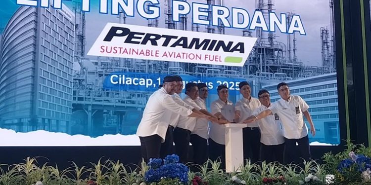 Momen seremoni lifting/pengiriman perdana produk Pertamina Sustainable Aviation Fuel (SAF) berbahan baku campuran Used Cooking Oil (UCO) atau minyak jelantah. (CILACAPMEDIA/Wagino)