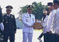 Bupati Cilacap Syamsul Auliya Rachman menyerahkan secara simbolis remisi HUT ke-80 RI usai upcara pengibaran bendera di alun-alun Cilacap. (FOTO : ISTIMEWA)