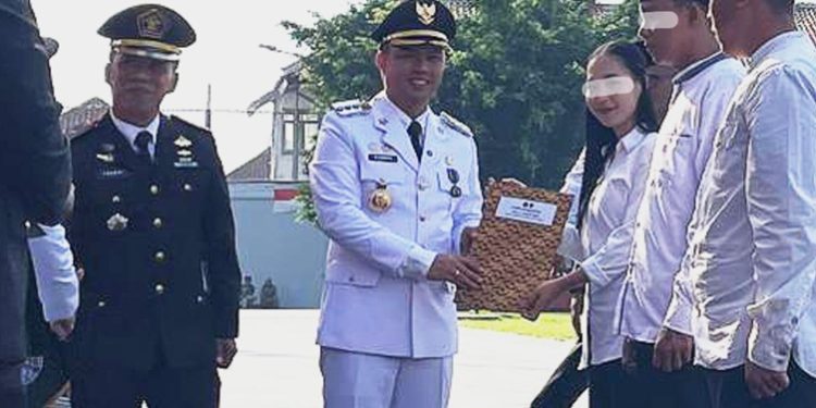 Bupati Cilacap Syamsul Auliya Rachman menyerahkan secara simbolis remisi HUT ke-80 RI usai upcara pengibaran bendera di alun-alun Cilacap. (FOTO : ISTIMEWA)