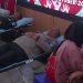 Kapolresta Cilacap bersama Kasi Humas mendonorkan darahnya saat momen HUT Humas Polri ke-74. (CILACAPMEDIA/Wagino)