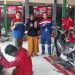 Operation Head PUC, Agoes Poernomo bersama penerima program Oli Gratis di Bengkel Teaching Factory SMK YPE Cilacap. (CILACAPMEDIA/Wagino)