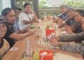 Pimpinan Paguyuban PAD Ruseno saat melakukan negosiasi dengan enam pekerja alih daya. (ISTIMEWA)