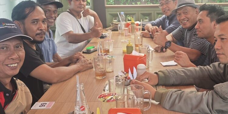 Pimpinan Paguyuban PAD Ruseno saat melakukan negosiasi dengan enam pekerja alih daya. (ISTIMEWA)