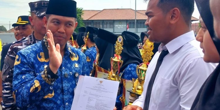 Bupati Cilacap menyerahkan SK Pengangkatan dengan TMT dan masa hubungan perjanjian kerja pertama. (ISTIMEWA)