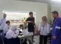 Operation Head Production Unit Cilacap didampingi Kepala SLB N Cilacap melihat langsung siswa yang tengah berkreasi. (ISTIMEWA)