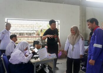 Operation Head Production Unit Cilacap didampingi Kepala SLB N Cilacap melihat langsung siswa yang tengah berkreasi. (ISTIMEWA)