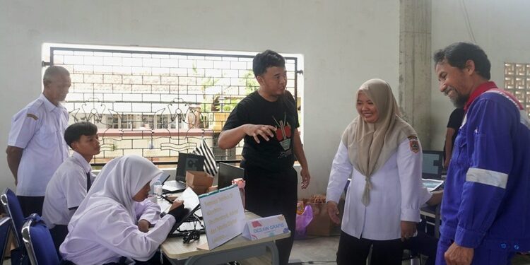 Operation Head Production Unit Cilacap didampingi Kepala SLB N Cilacap melihat langsung siswa yang tengah berkreasi. (ISTIMEWA)