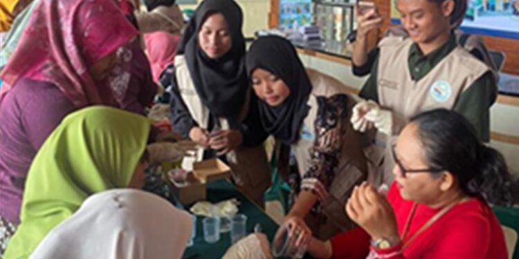 Ibu-ibu PKK Desa Adiraja antusias mengikuti pelatihan cara membuat minyak angin yang dilaksanakan oleh mahasiswa KKN 21 UNS di Pendopo Balai Desa Adiraja. (FOTO : Henida Putri Salsabila)