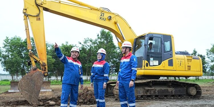 Direktur Perencanaan dan Pertumbuhan Bisnis Pertamina Patra Niaga, Joko Pranoto Bersama Direktur Strategi, Portofolio dan Pengembangan Usaha Pertamina (Persero), Emma Sri Martini dan Direktur Utama Pertamina Patra Niaga, Mars Ega Legowo Putra saat groundbreaking Proyek Hilirisasi Biorefinery Cilacap. (ISTIMEWA)